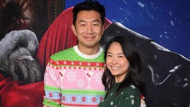 Putus dari Jade Bender, Simu Liu Unggah Foto Bareng Pacar Baru