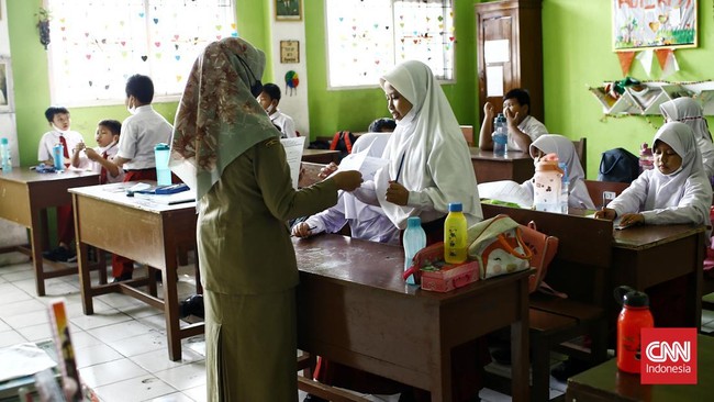 Plt Kepala Sekolah SDN Pondok Cina (Pocin) 1 mengaku nilai anak murid yang bertahan di SDN wilayah Depok itu merosot.