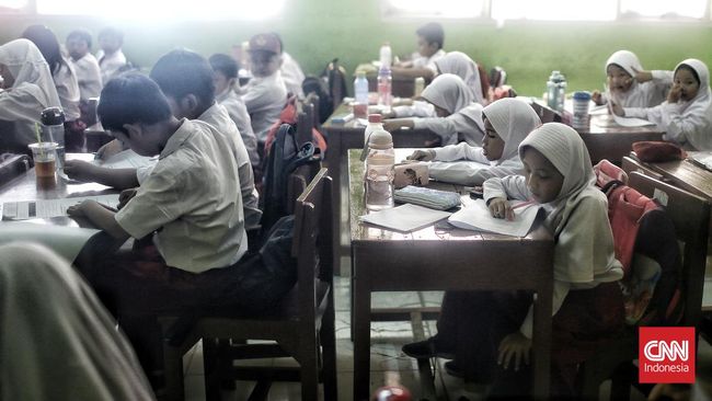 Setelah sekitar tiga pekan belajar tanpa guru imbas rencana lahan bakal jadi proyek masjid, siswa SDN Pondok Cina 1 menjalani masa ujian akhir semester.