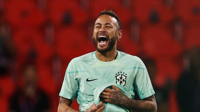 Neymar mengganti warna rambutnya menjadi warna kuning keemasan saat kembali memperkuat Brasil di babak 16 besar Piala Dunia 2022.