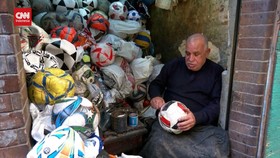 VIDEO: Pria Asal Mesir Jadi Tukang Reparasi Bola Selama Puluhan Tahun