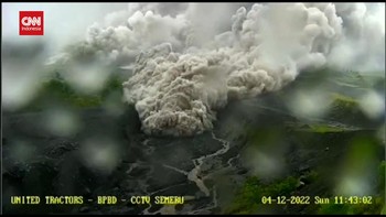 VIDEO: Rekaman CCTV Detik-detik Gunung Semeru Tumpahkan Abu Vulkanik