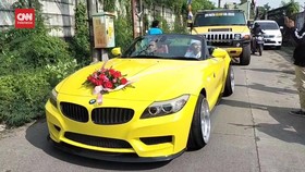 VIDEO: Layanan Gratis Antar Pengantin Gunakan Mobil Sport