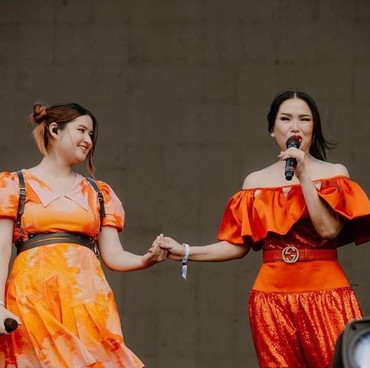 7 Foto Momen Haru Stephanie Poetri & Titi DJ Bertemu hingga Manggung di HITC 2022