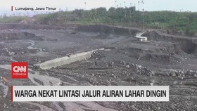 VIDEO: Warga Nekat Lintasi Jalur Aliran Lahar Dingin