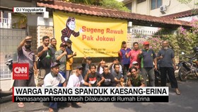 VIDEO: Warga Pasang Spanduk Kaesang Erina