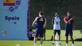 Enrique Pimpin Latihan Spanyol dari Ketinggian 5 Meter Pakai HT
