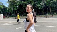 <p>Dea Ananda melahirkan anak pertamanya pada 16 Juni 2022. Istri Ariel 'Nidji' ini berhasil menurunkan berat badannya usai melahirkan karena menjalani pola hidup sehat. Sejak masa kehamilan hingga usai melahirkan, Dea rutin berolahraja jalan sehat di pagi hari. (Foto: Instagram @dea_ananda)</p>