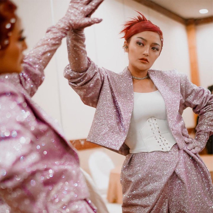 <p>Penyanyi dangdut Siti Badriah melahirkan anak pertamanya pada 18 Maret 2022. Usai melahirkan, Siti mulai fokus menurunkan berat badannya dengan menjalani pola hidup sehat. Beberapa bulan terakhir, istri Krisjiana Baharudin ini mulai menjalani program diet dengan arahan dokter diet ternama, Dokter Cissie Nugraha MSc., MARS. (Foto: Instagram @sitibadriahh)</p>