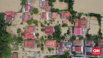 FOTO: Banjir Masih Rendam Permukiman Warga Karawang