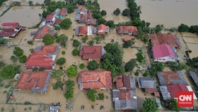 Banjir Bandang Terjang Karawang: Warung Hanyut, Jalan Terputus