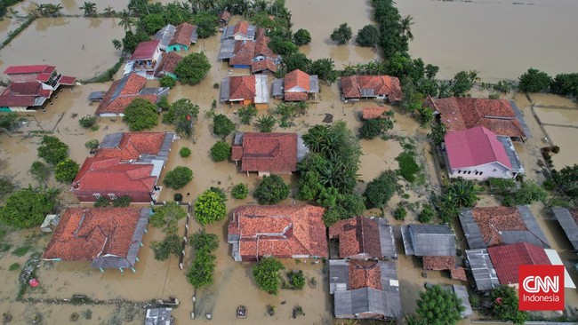 Banjir bandang melanda sejumlah desa di Kecamatan Tegalwaru, Kabupaten Karawang, hingga merusak sejumlah gedung dan mengakibatkan akses jalan terputus.