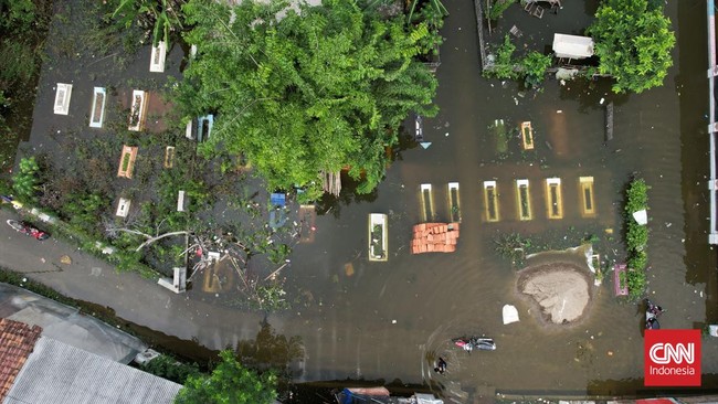 FOTO: Banjir Masih Rendam Permukiman Warga Karawang