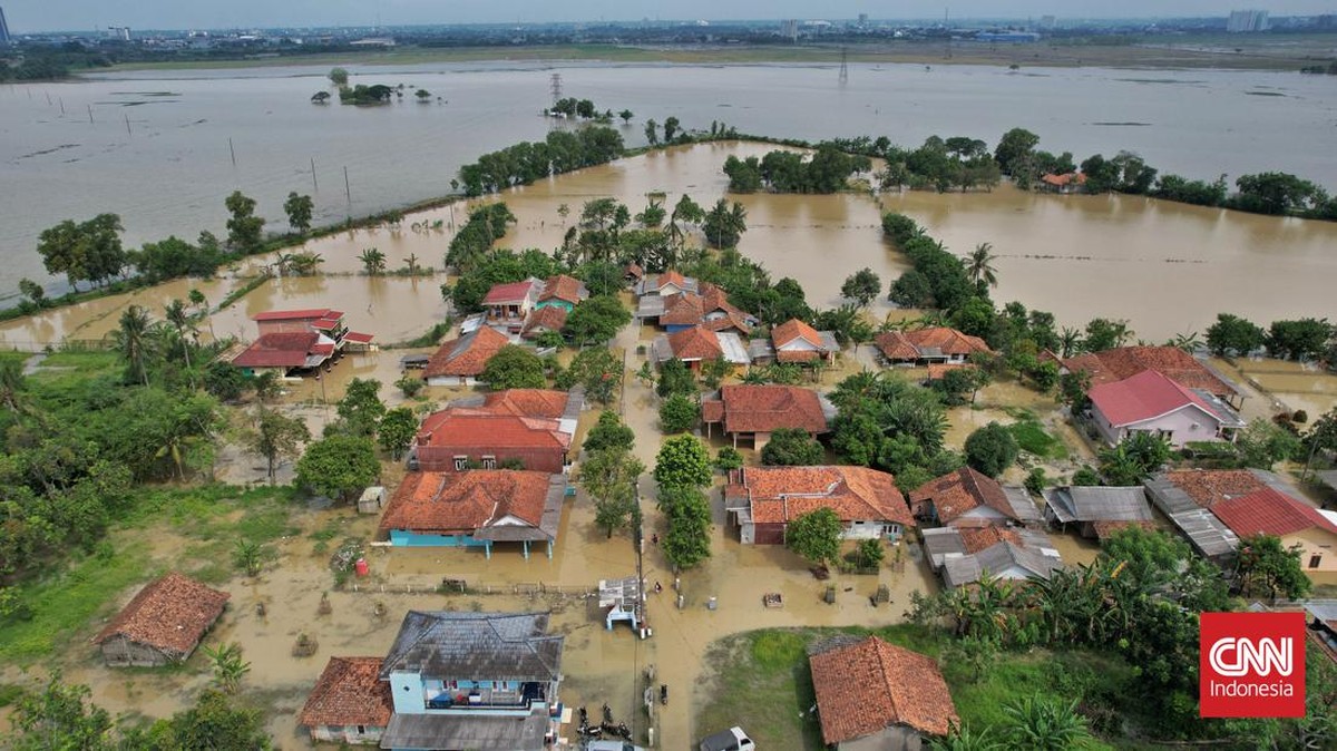 FOTO: Banjir Masih Rendam Permukiman Warga Karawang