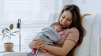 5 Cara Ampuh Bikin Bayi Bersendawa saat Tidur, Ibu Menyusui Perlu Tahu