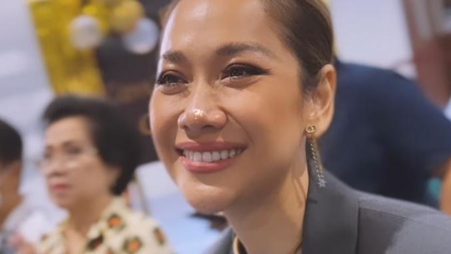 bunga citra lestari saat menghadiri kelulusan sang buah hati.