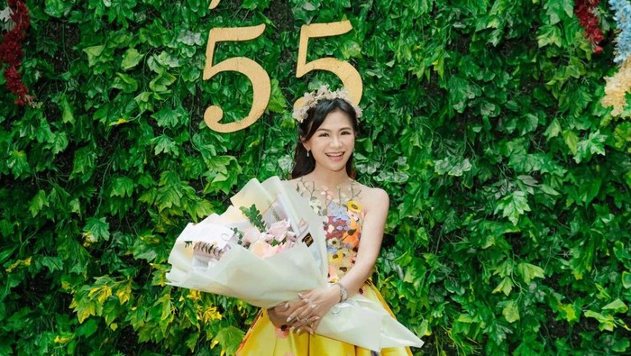 img-title Influencer Puspa Dewi Dijuluki Nenek Tercantik di Indonesia, Ternyata Ini Rahasia Awet Mudanya!