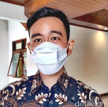 Tak Cuma Inul & Adam, Gibran Rakabuming juga Koleksi Kaus Artis Ini