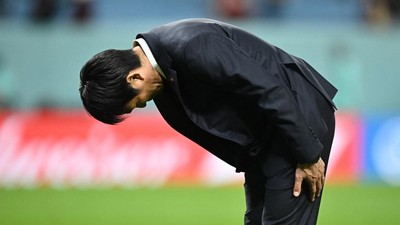 Momen Pelatih Jepang Membungkuk ke Penonton usai Jepang Tersingkir