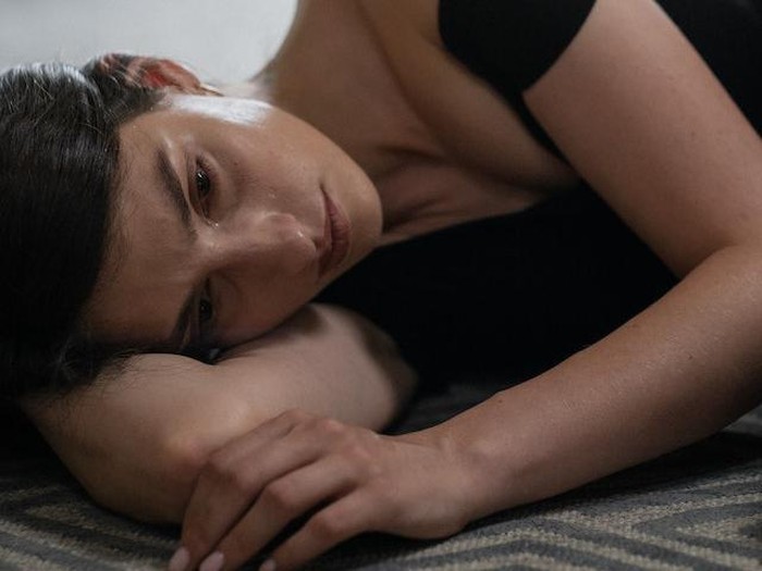 Ilustrasi perempuan menangis setelah putus cinta/Foto: Pexels/Cottonbro Studio