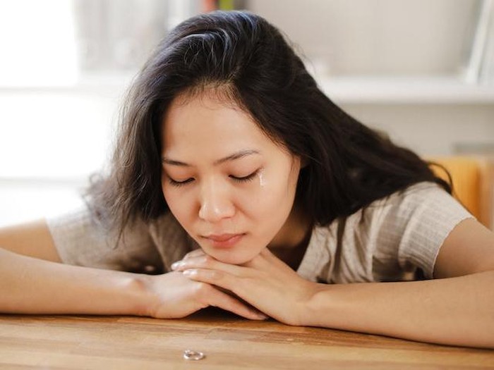 Ilustrasi perempuan menangis setelah putus cinta/Foto: Pexels/Ron Lach