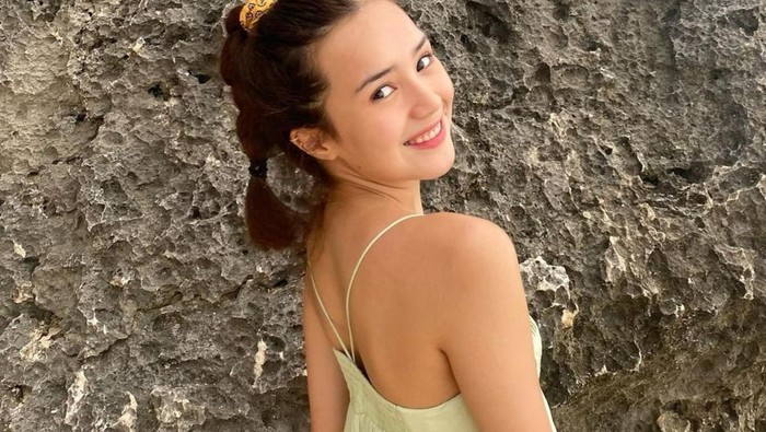 5 Inspirasi Outfit ke Pantai ala Beby Tsabina, Modis dan Terlihat Fresh!