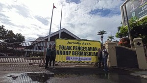 Jurnalis Aceh Tutup Gerbang DPRA dengan Papan Penolakan RKUHP