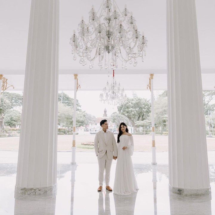 <p>Putra bungsu Jokowi itu sudah tak sabar dengan pernikahan mereka, Bunda. Ia menyebut calon istrinya sebagai bidadari.<em> "Nggak sabar nikah sama bidadari paling cantik seduniaaaaaa dan pulang ke rumah yang sama,"</em> tulis Kaesang di unggahan fotonya. Foto: @iluminen via Instagram @kaesangp & @erinagudono)</p>