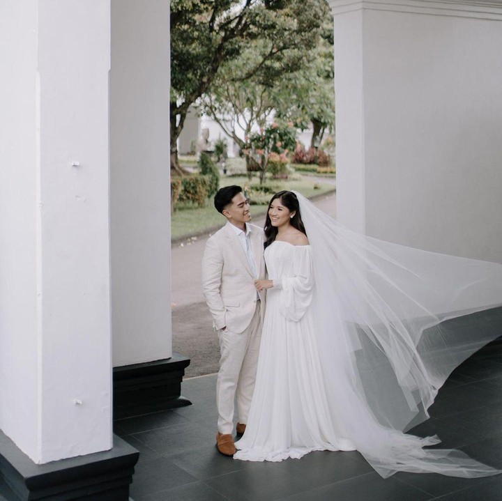 <p>Penampilan Erina tampak semakin memukau dengan aksesori <em>veil</em> yang dikenakan di kepala. (Foto: @iluminen via Instagram @kaesangp & @erinagudono)</p>