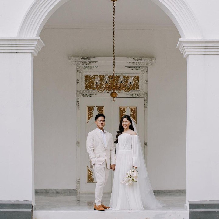 <p>Kaesang dan Erina kali ini melakukan sesi pemotretan bergaya elegan. Keduanya tampil kompak mengenakan busana putih yang senada dengan latar foto. (Foto: @iluminen via Instagram @kaesangp & @erinagudono)</p>