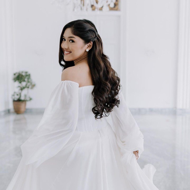 <p>Calon menantu Presiden Joko Widodo itu tampak memesona bak bidadari dengan gaun bersiluet <em>off-shoulder</em> rancangan Diana M Putri. (Foto: @iluminen via Instagram @kaesangp & @erinagudono)</p>