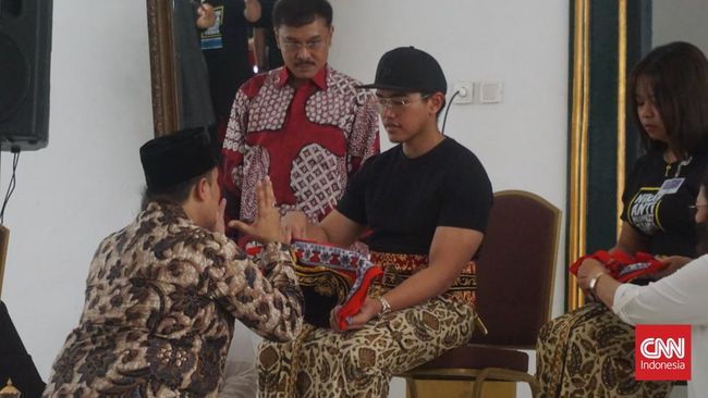 Dalam gladi bersih akad nikah, Kaesang Pangarep menjalani latihan sendirian karena Erina masih dipingit.