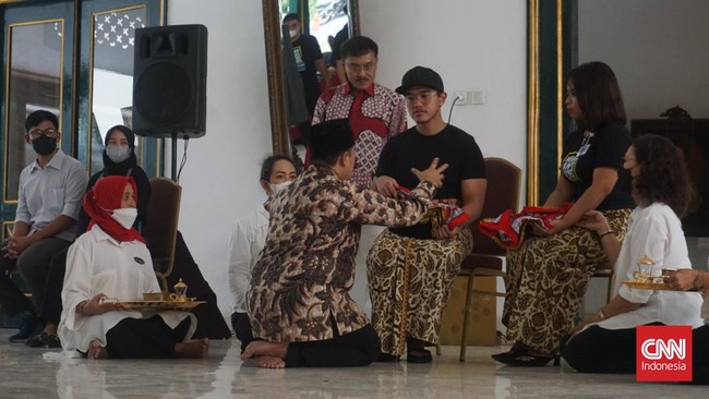 Saat melakoni gladi bersih pernikahan, Kaesang memastikan saksi nikah nanti adalah Mensesneg Pratikno dan Menteri PUPR Basuki, lalu khatib adalah Wapres Ma'ruf.