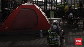 FOTO: Kemah Protes Pengesahan RKUHP di Gedung DPR