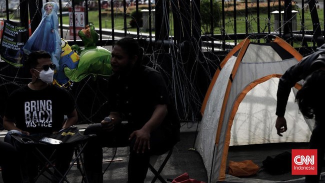 Demonstrasi tolak KUHP yang dilakukan oleh koalisi masyarakat sipil di depan Gedung DPR RI hari ini, Selasa (6/12), dibubarkan oleh aparat kepolisian.