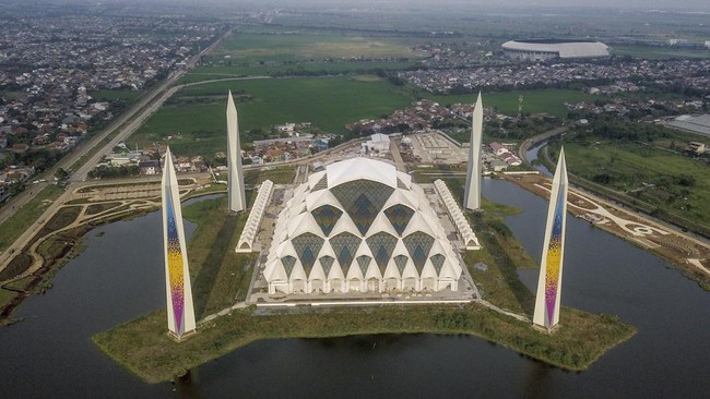 Gubernur Jawa Barat Ridwan Kamil mengatakan keseluruhan kompleks Masjid Raya Al Jabbar Jawa Barat tak hanya sekadar difungsikan sebagai masjid.