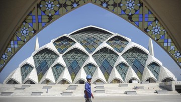 Seorang anak berusia 4 tahun, K, terjatuh dari lantai 2 Masjid Al Jabbar, Bandung.