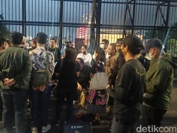 Massa Tolak KUHP Baru Masih Bertahan Depan DPR, Polisi Minta Segera Bubar