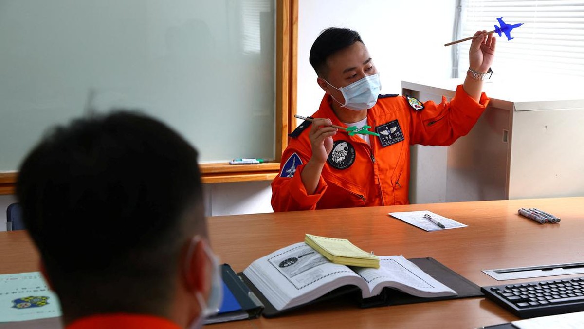 FOTO: Tentara AU Taiwan Lepas Stres Bertugas Lewat Nge-band