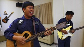 FOTO: Tentara AU Taiwan Lepas Stres Bertugas Lewat Nge-band