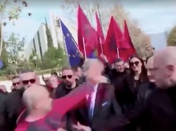 Momen Pemimpin Oposisi Albania Ditinju Demonstran Sampai Terkapar