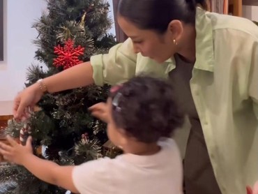 Haru! 7 Momen Gewa Putri Mendiang Glenn Fredly Hias Pohon Natal Berdua Ibunda