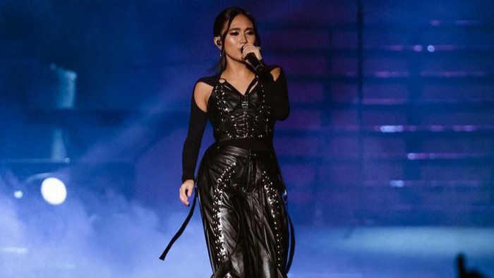 img-title Gaya Modis Para Artis di Konser Head in the Clouds (HITC) Jakarta 2022! Siapa Favoritmu?