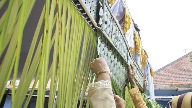 Pemasangan bleketepe sebagai rangkaian prosesi pernikahan Kaesang Pangarep dan Erina Gudono dilakukan hari ini, Jumat (9/12). Apa sebenarnya makna bleketepe?
