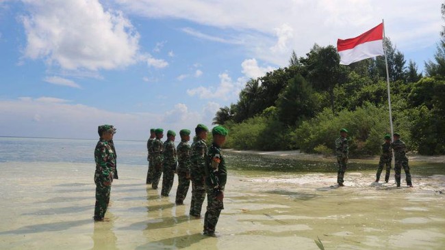 TNI AD mengerahkan prajurit ke Kepulauan Widi dengan mengibarkan bendera dan mengecat rumah warga dengan warna merah putih di pulau kecil Maluku Utara itu.