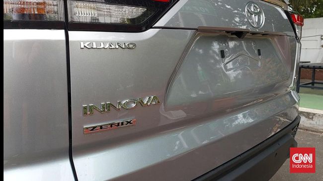 Toyota Kijang Innova Zenix memiliki sejumlah fitur menarik yaitu fitur perintah suara untuk membuka dan menutup pintu bagasi.