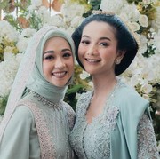 Gaya Kebaya yang Kompak dari Poppy Bunga dan Glenca Chysara, Tante - Keponakan bak Kakak - Adik