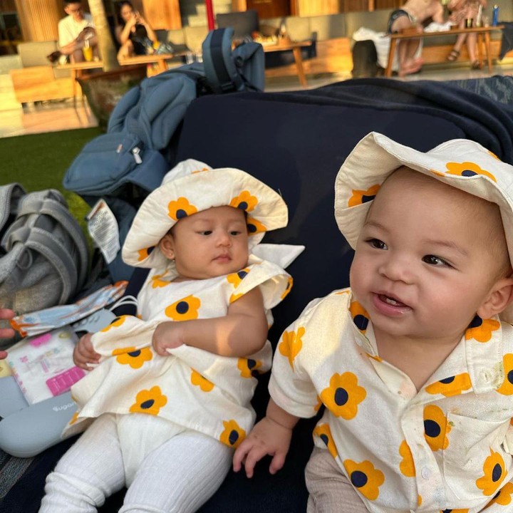 <p>Mika dan Issa tampak menggemaskan dengan pakaian kembar nih, Bunda. Keduanya mengenakan baju dengan motif bunga-bunga kuning dan topi motif senada. (Foto: Instagram: @nikitawillyofficial94)</p>