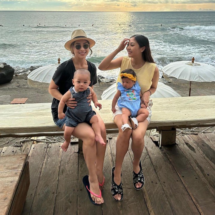 <p>Nikita dan Winona turut membawa anak-anak mereka dalam liburan kali ini. <em>Sisters goals</em> banget, ya! (Foto: Instagram: @nikitawillyofficial94)</p>
