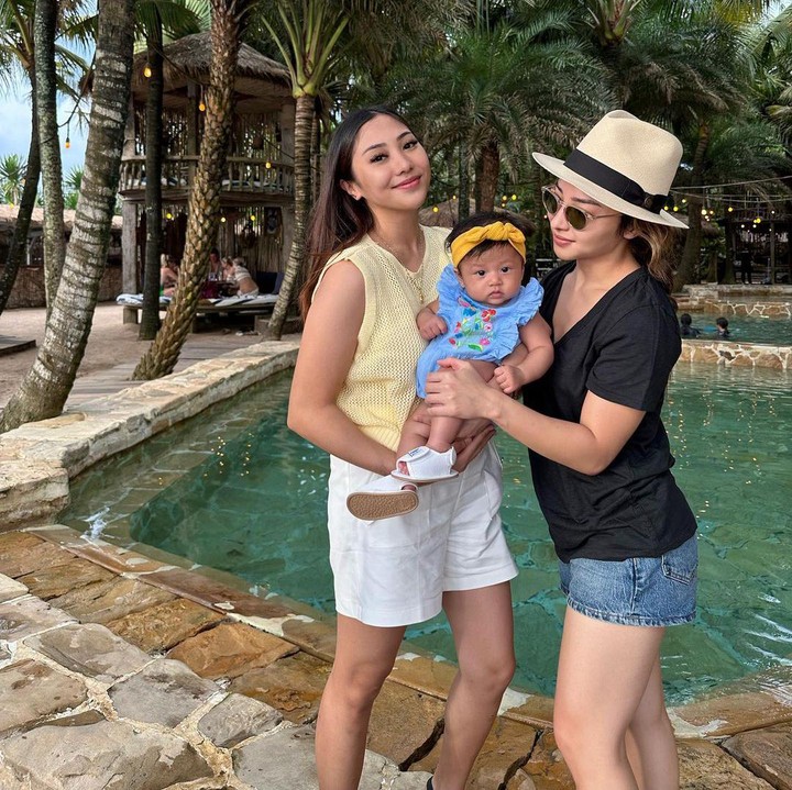 <p>Tak lama setelah Nikita bersalin, Winona pun melahirkan putri pertamanya bernama Lalita Shanumikaila Baghaskara. Bayi perempuan yang akrab dipanggil Mika ini hanya berjarak empat bulan dari Baby Issa, lho. (Foto: Instagram: @nikitawillyofficial94)</p>